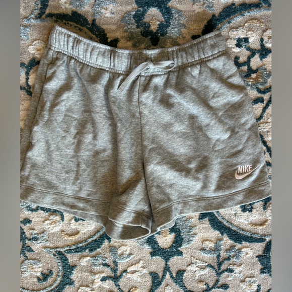 Nike light gray women’s shorts size M - Picture 2 of 5